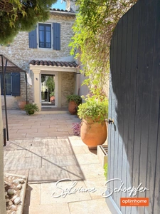 Maison de ville pleine de charme avec grand extérieur et garage, à 3 km de Grignan