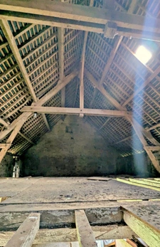 Ancien corps de ferme à rénover avec fort potentiel habitable sur environ 1300 m2 de terrain.