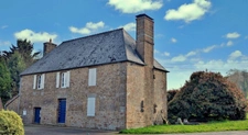 Maison type manoir de 120 m2 habitable, 150 m2 possible sur 13600 M2 de terrain clos