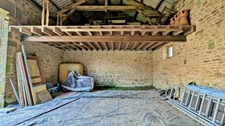 Ancien corps de ferme à rénover avec fort potentiel habitable sur environ 1300 m2 de terrain.