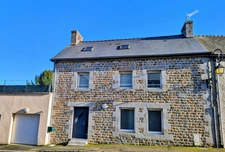 Maison rénovée en pierres 125 M2 à vendre, 6 pièces avec 4 voir 5 chambres, bourg SAINT GERMAIN EN COGLES (35)
