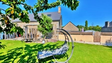 Maison rénovée en pierres à vendre, 6 pièces avec 4 voir 5 chambres, bourg SAINT GERMAIN EN COGLES (35)