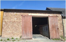 Ancien corps de ferme à rénover avec fort potentiel habitable sur environ 1300 m2 de terrain.