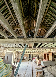 Ancien corps de ferme à rénover avec fort potentiel habitable sur environ 1300 m2 de terrain.