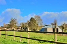 Maison type manoir de 120 m2 habitable, 150 m2 possible sur 13600 M2 de terrain clos