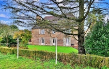 Maison type manoir de 120 m2 habitable, 150 m2 possible sur 13600 M2 de terrain clos