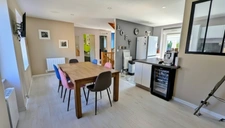 Maison rénovée en pierres 125 M2 à vendre, 6 pièces avec 4 voir 5 chambres, bourg SAINT GERMAIN EN COGLES (35)
