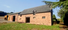 Ancien corps de ferme à rénover avec fort potentiel habitable sur environ 1300 m2 de terrain.