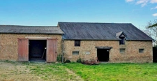 Ancien corps de ferme à rénover avec fort potentiel habitable sur environ 1300 m2 de terrain.