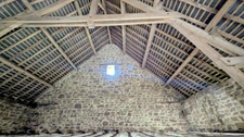 Ancien corps de ferme à rénover avec fort potentiel habitable sur environ 1300 m2 de terrain.