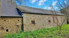 Ancien corps de ferme à rénover avec fort potentiel habitable sur environ 1300 m2 de terrain.