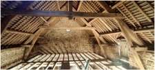 Ancien corps de ferme à rénover avec fort potentiel habitable sur environ 1300 m2 de terrain.