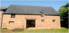 Ancien corps de ferme à rénover avec fort potentiel habitable sur environ 1300 m2 de terrain.