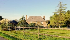 Maison type manoir de 120 m2 habitable, 150 m2 possible sur 13600 M2 de terrain clos