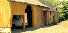 Ancien corps de ferme à rénover avec fort potentiel habitable sur environ 1300 m2 de terrain.