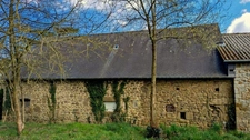 Ancien corps de ferme à rénover avec fort potentiel habitable sur environ 1300 m2 de terrain.