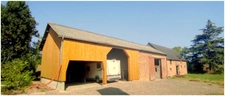 Ancien corps de ferme à rénover avec fort potentiel habitable sur environ 1300 m2 de terrain.