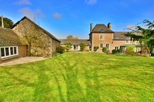 Charmante longère 11 pièces de 327 M2 avec parc clos de plus de 2000 M2.