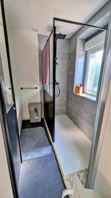 Maison rénovée en pierres à vendre, 6 pièces avec 4 voir 5 chambres, bourg SAINT GERMAIN EN COGLES (35)