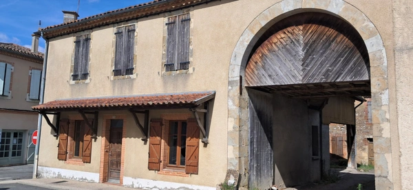 Maison à vendre 5 pièces SARAMON (32), garage, grange, balcon et terrasse.