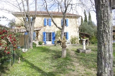 SAINT JEAN POUTGE 32, à vendre propriété de charme 8 pièces , dépendances et terrain arboré avec point d'eau.