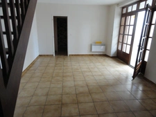 GONDRIN, MAISON EN PIERRE  AVEC COUR COMPRENANT DEUX APPARTEMENTS DE 5 ET 6 PIECES