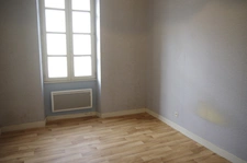 GONDRIN, MAISON EN PIERRE  AVEC COUR COMPRENANT DEUX APPARTEMENTS DE 5 ET 6 PIECES