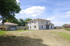 PEYRUSSE VIEILLE, secteur vallonné, belle propriété  de 227 m² avec vue panoramique et environnement privilégié.