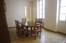 GONDRIN, MAISON EN PIERRE  AVEC COUR COMPRENANT DEUX APPARTEMENTS DE 5 ET 6 PIECES