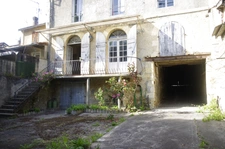 VIC FEZENSAC (32) à vendre Grande maison de ville de 230 m² avec grange, atelier et jardin.