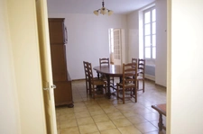 GONDRIN, MAISON EN PIERRE  AVEC COUR COMPRENANT DEUX APPARTEMENTS DE 5 ET 6 PIECES