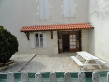 GONDRIN, MAISON EN PIERRE  AVEC COUR COMPRENANT DEUX APPARTEMENTS DE 5 ET 6 PIECES