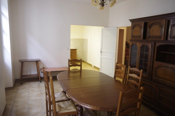 GONDRIN, MAISON EN PIERRE  AVEC COUR COMPRENANT DEUX APPARTEMENTS DE 5 ET 6 PIECES