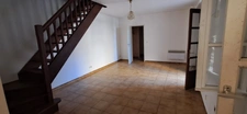 GONDRIN, MAISON EN PIERRE  AVEC COUR COMPRENANT DEUX LOGEMENTS DE 5 ET 6 PIECES.