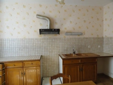 GONDRIN, MAISON EN PIERRE  AVEC COUR COMPRENANT DEUX APPARTEMENTS DE 5 ET 6 PIECES