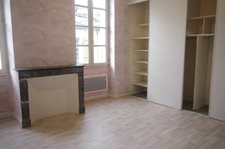GONDRIN, MAISON EN PIERRE  AVEC COUR COMPRENANT DEUX APPARTEMENTS DE 5 ET 6 PIECES