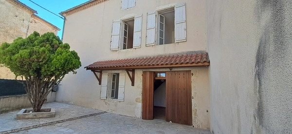 GONDRIN, MAISON EN PIERRE  AVEC COUR COMPRENANT DEUX LOGEMENTS DE 5 ET 6 PIECES.