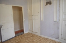 GONDRIN, MAISON EN PIERRE  AVEC COUR COMPRENANT DEUX APPARTEMENTS DE 5 ET 6 PIECES