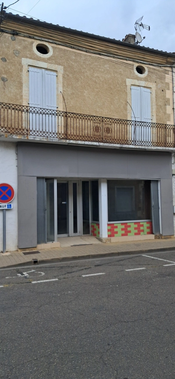 Immeuble en pierre  à vendre VIC FEZENSAC (32)  avec local commercial  et logement à aménager 