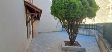 GONDRIN, MAISON EN PIERRE  AVEC COUR COMPRENANT DEUX LOGEMENTS DE 5 ET 6 PIECES.