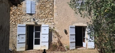 Maison en pierre à rénover de 139 m², dépendance 70 m² terrain 1500 m², garage.
