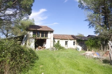 Maison en pierre à restaurer de 200 m², 8 pièces à aménager, terrain d'environ 3ha située au calme à vendre.