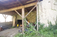 Maison en pierre à restaurer de 200 m², 8 pièces à aménager, terrain d'environ 3ha située au calme à vendre.