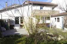 House for sale in Vic Fezensac 32190, 6 rooms, 2/3 bedrooms, South/East facing garden, well, garage and parking.