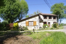 à VENDRE  proche Aignan  propriété de charme  sur 3646 m² de terrain avec piscine et Gîte séparé.