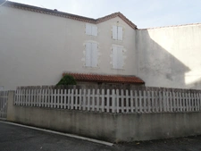 GONDRIN, MAISON EN PIERRE  AVEC COUR COMPRENANT DEUX APPARTEMENTS DE 5 ET 6 PIECES