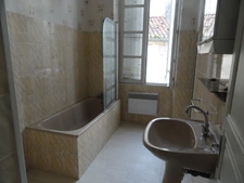 GONDRIN, MAISON EN PIERRE  AVEC COUR COMPRENANT DEUX APPARTEMENTS DE 5 ET 6 PIECES