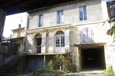 VIC FEZENSAC (32) à vendre Grande maison de ville de 230 m² avec grange, atelier et jardin.
