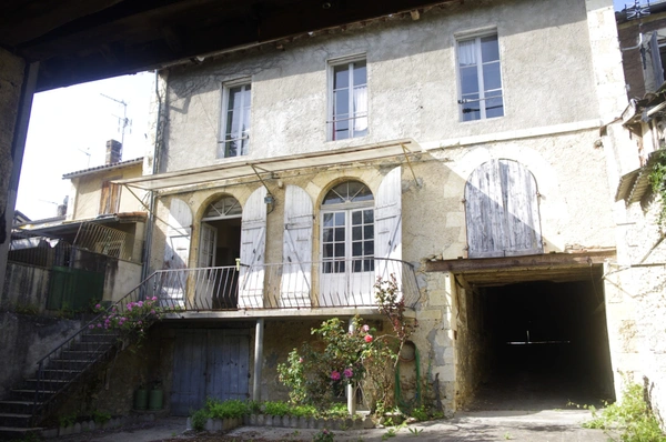 VIC FEZENSAC (32) à vendre Grande maison de ville de 230 m² avec grange, atelier et jardin.