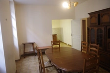 GONDRIN, MAISON EN PIERRE  AVEC COUR COMPRENANT DEUX APPARTEMENTS DE 5 ET 6 PIECES